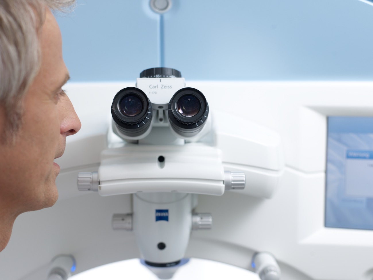 Лазерная коррекция зрения больничный. VISUMAX коррекция зрения. Лазерная коррекция зрения послеоперационный период. Больничный после катаракты.